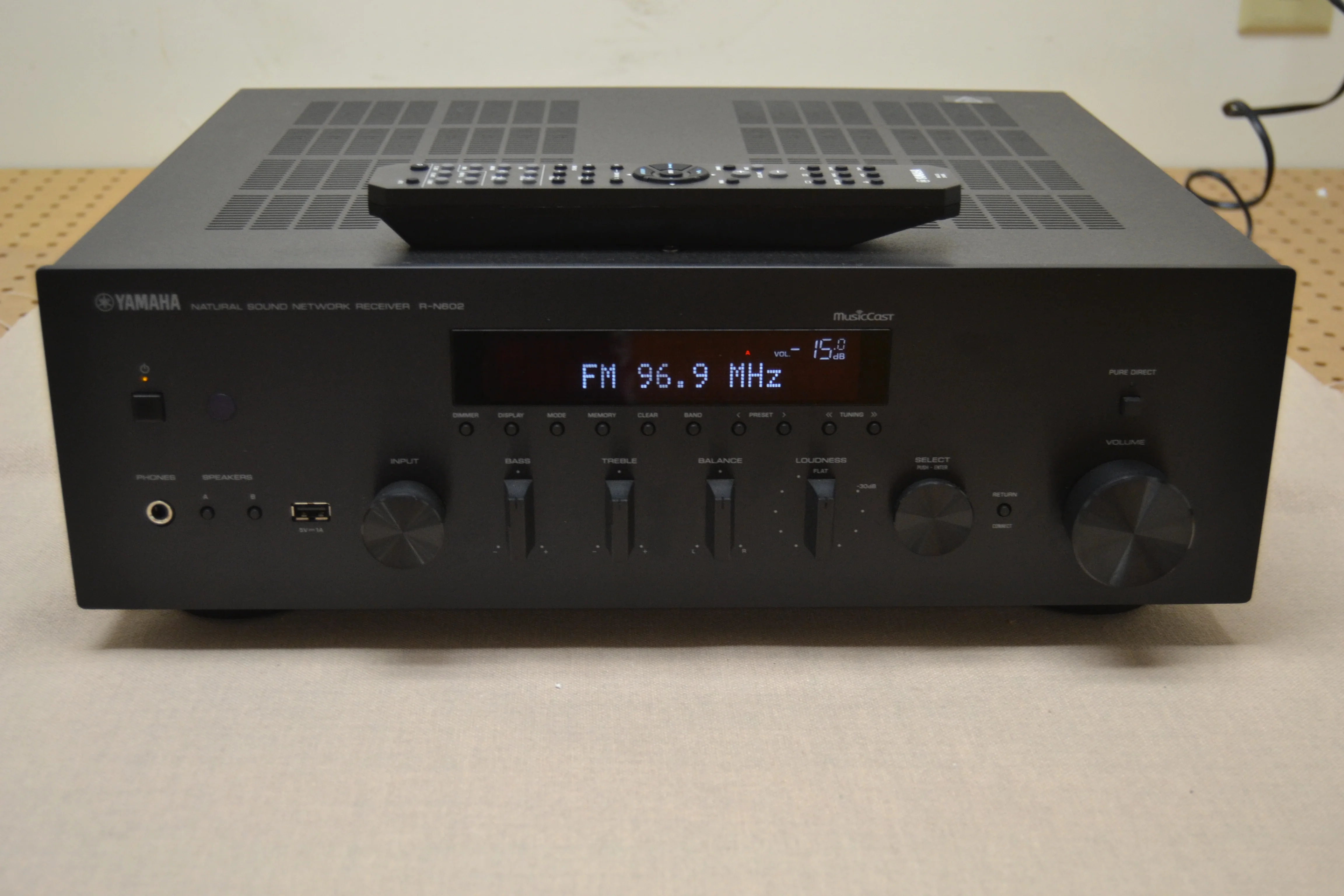 Yamaha R-N602 Network stereo receiver Wi-Fi®, Bluetooth®, and MusicCast. * 80W RMS * Remote