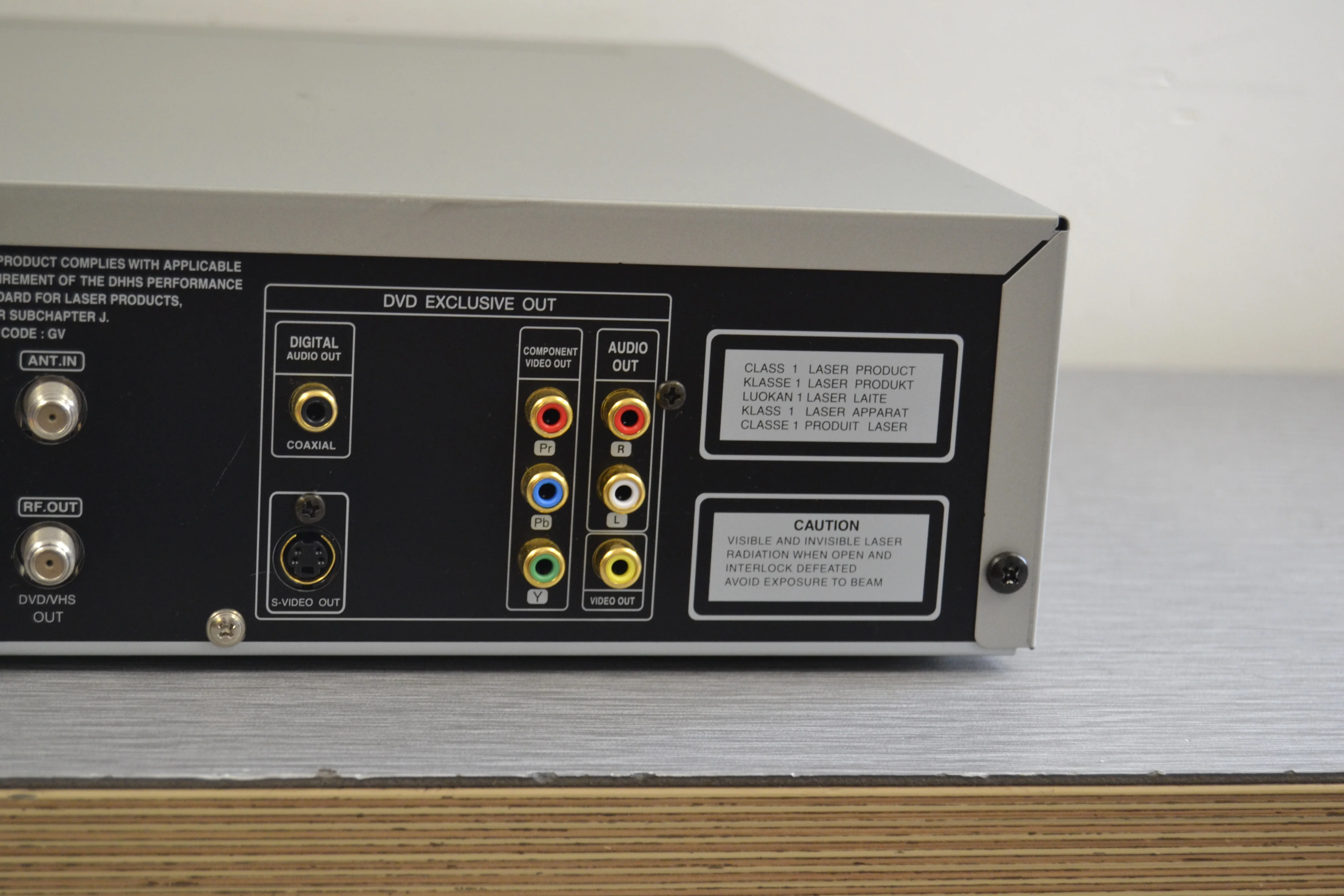 Zenith XBV243 VHS HiFi / DVD Combo Player - Image 11