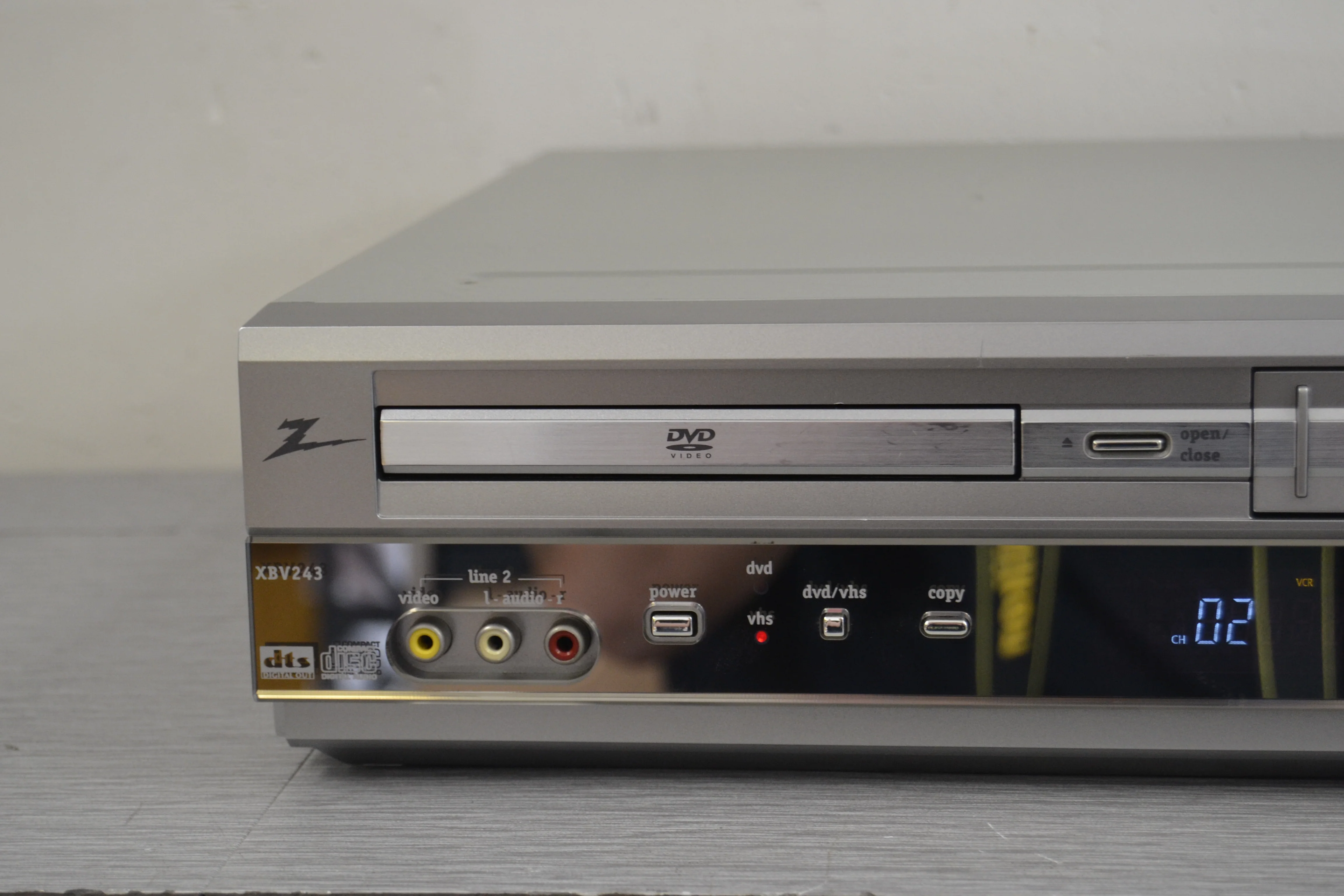 Zenith XBV243 VHS HiFi / DVD Combo Player - Image 2