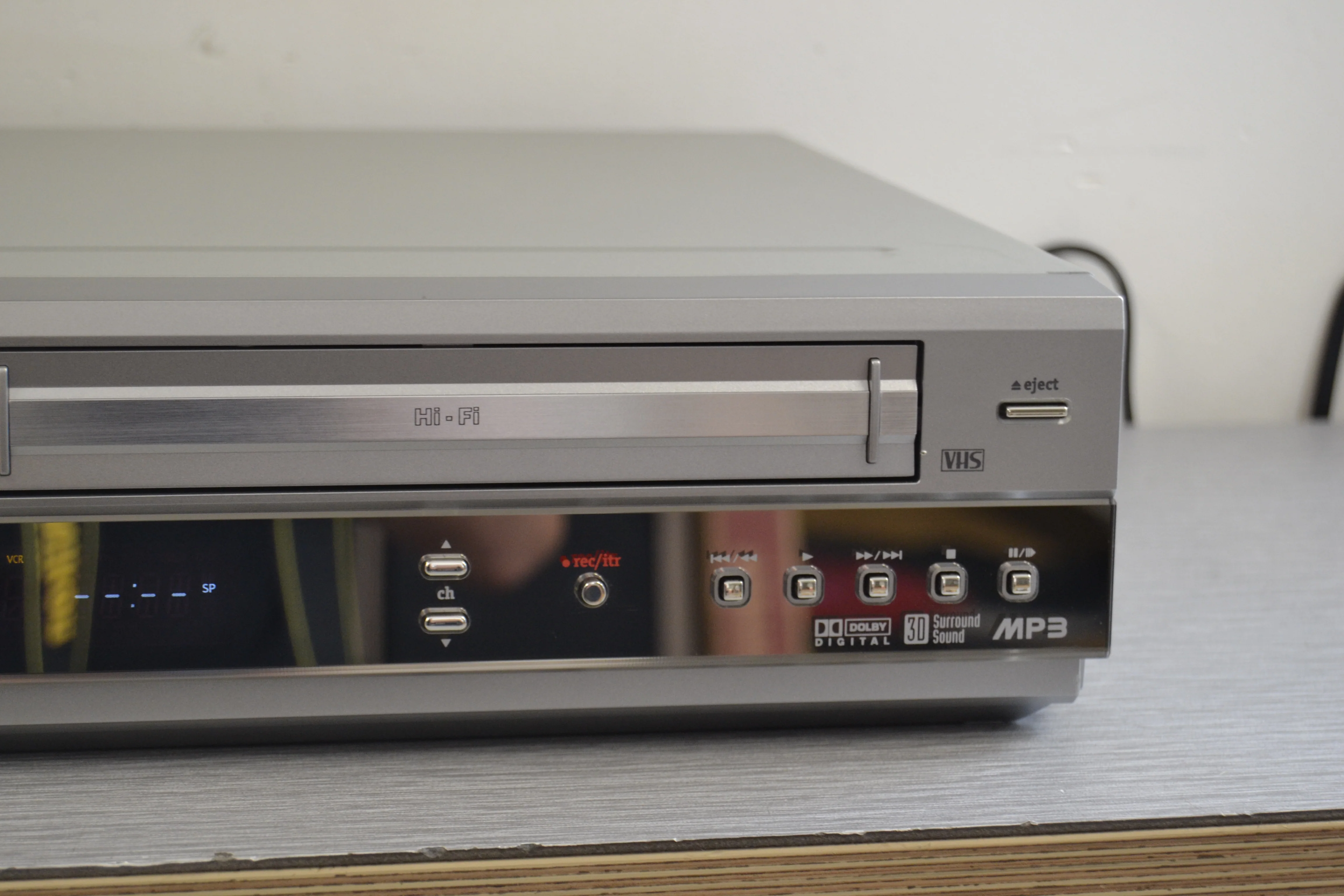 Zenith XBV243 VHS HiFi / DVD Combo Player - Image 4