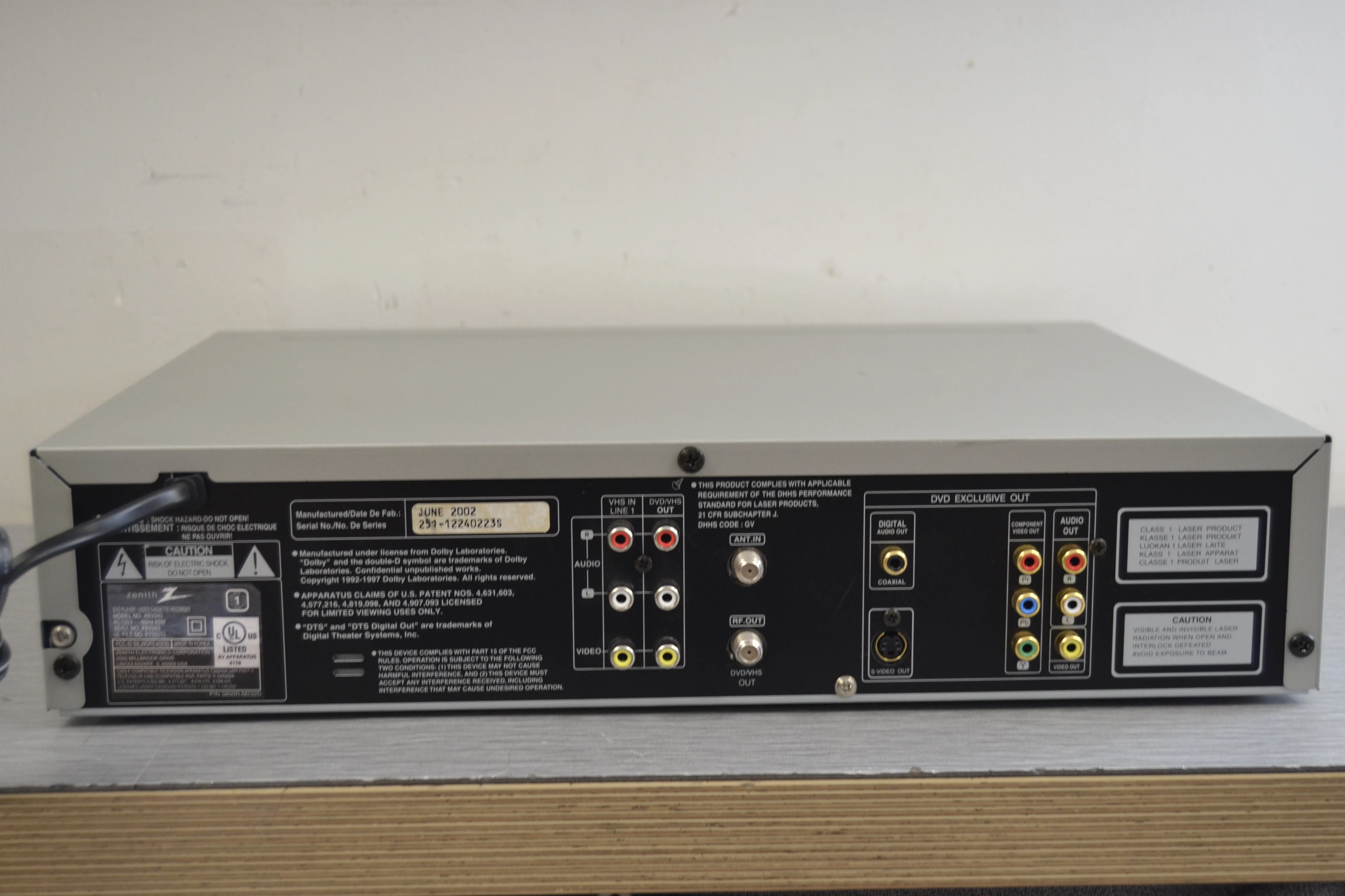 Zenith XBV243 VHS HiFi / DVD Combo Player - Image 8